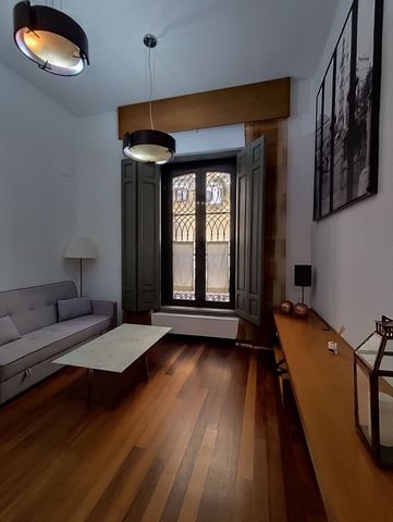 Live in style in the heart of Seville! We present this spectacular 71-square-meter luxury apartment located on the emblematic Calle Santiago, in the city center. Main features: Location: Ground floor exterior, with easy access and in one of the most ...