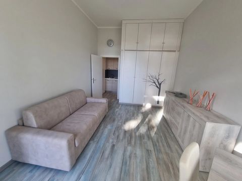 ENIGE AGENT' Mooie studio gelegen in de stad Golfe Juan, in een kleine residentie met een prachtig zwembad met uitzicht op zee Het is gelegen op de begane grond van dit gebouw van slechts 11 appartementen en heeft een tuin van 30 m2 met uitzicht op d...