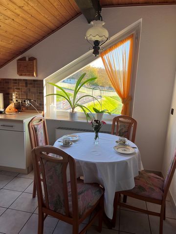 Die Wohnung befindet sich im Obergeschoß eines gepflegten Einfamilienhauses am Feldrand in einer ruhigen Wohngegend. Schon ein Blick aus dem Fenster oder von der großzügigen Loggia nach Süden wird Sie garantiert jeden anstrengenden Arbeitstag schnell...