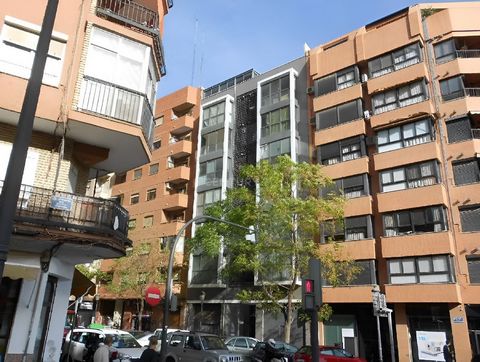 ¿Quieres comprar una plaza de parking en Valencia? Excelente oportunidad de adquirir en propiedad esta plaza de garaje ubicada Valencia capital. Dispone de buenos accesos, maniobrabilidad y está bien comunicada. La plaza de garaje está situada en un ...