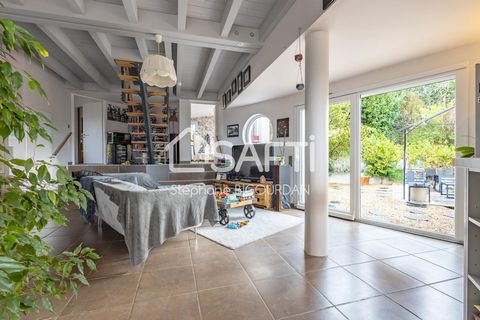 In the popular town of Châtillon-Le-Duc, close to all amenities (schools, college, shops, transport, etc.), I offer you this beautiful architect-designed house from 1997, in a pleasant and open setting. Outside you will enjoy a good-sized plot (980m²...