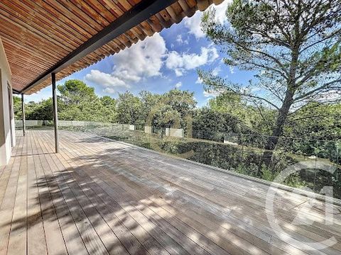 Located just a stone's throw from the famous Pont du Gard, this stunning single-storey, modern villa offers a commanding position with breathtaking views of the surrounding scrubland. Main features: Living Space: A spacious, bright living room openin...