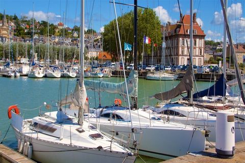 This charming 2-room apartment, ideal for up to four guests, is located in a peaceful area on the edge of the Golf Barriטre de Deauville. It features a comfortable living room, a separate bedroom with a double bed, and a bathroom with a toilet. Pets ...