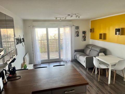 Furnished T2 Apartment, 41m² Quiet and cozy, this 2-room furnished apartment (41m²) is located in Bonneuil-en-France, just a 15-minute walk from Le Bourget RER B station. It is situated on the 2nd floor of a building with an elevator. Features: Entra...