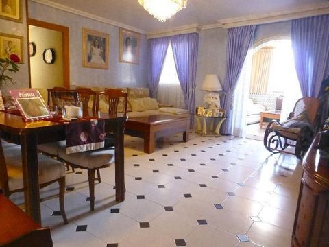 Penthouse in the Benidorm area. Distributed in 3 bedrooms, 1 bathroom, living-dining room, covered and uncovered terrace and kitchen with utility room. Located close to all amenities. Features: - Air Conditioning - Terrace