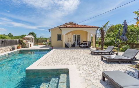 Location: Istarska županija, Labin, Labin. Ein sehr schönes Haus mit Schwimmbad in Labin. Wir verkaufen ein sehr schönes, gemütliches und gut eingerichtetes Haus mit Schwimmbad in der Nähe von Labin. Die Lage ist super, denn mit dem Auto braucht man ...