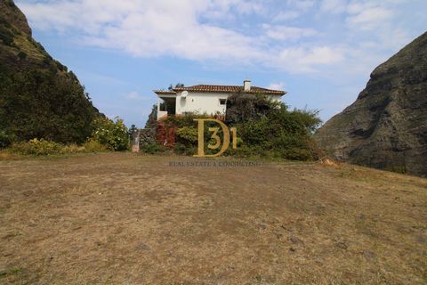 Stellen Sie sich vor, Sie leben inmitten der Natur, mit atemberaubendem Blick auf das Meer und die Berge, auf einem Grundstück mit 7960m² Land. Diese Immobilie in São Vicente bietet eine einzigartige Investitionsmöglichkeit im ländlichen Tourismus od...