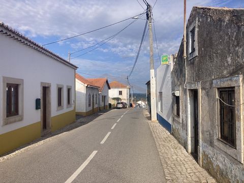 We presenteren deze villa voor totaal herstel, gelegen in het rustige stadje São Gregório, op slechts een paar minuten van het centrum van Caldas da Rainha. Deze woning biedt een uitstekende gelegenheid om een dorpshuis om te toveren tot een gezellig...