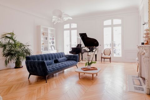 In the heart of Paris, located within a short distance of Gare Saint-Lazare and Opéra Garnier, Luxueux duplex Elysées 200m2 has free WiFi, air conditioning, and household amenities such as a washing machine. crockery and a coffee machine. It is locat...