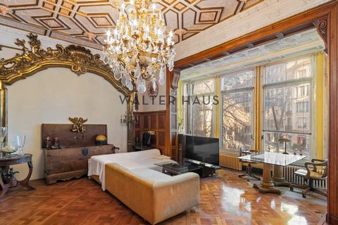 We present this exclusive 210 m² apartment in the heart of Eixample Dreta, a unique and charming property that fuses history and modernity. Located on the main floor of a restored royal building from 1910, the building has an elevator and concierge s...