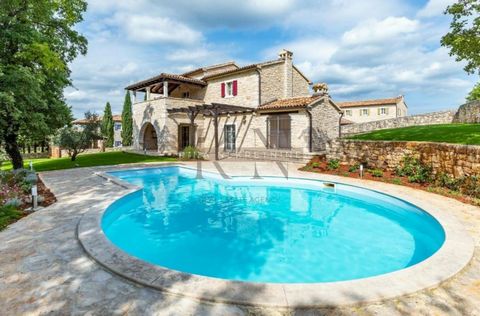 Location: Istarska županija, Poreč, Poreč. Luxury stone villa for sale in the heart of Istria – TINJAN On a spacious plot of 1112 m², there is a beautiful Istrian villa of 250 m², which exudes authentic charm and supreme comfort. Key features: • Swim...