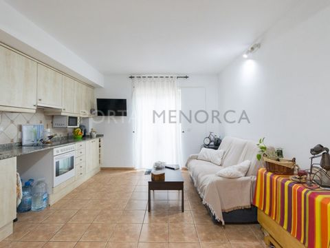 Are you looking for a practical ground floor with outdoor space, access to a pool and a few metres from the centre of Mercadal? This flat is located in an attractive bright community facing Monte Toro which offers a communal swimming pool and lift. T...