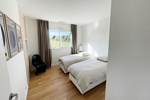 Diese gerהumige Villa bietet einen luxuriצsen und komfortablen Aufenthalt f�r bis zu 10 Gהste. Es verf�gt �ber ein gro�es, helles Wohnzimmer, eine voll ausgestattete K�che mit Waschk�che und f�nf Schlafzimmer, darunter eine Master-Suite mit Doppelbet...