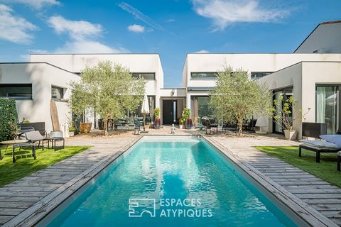 Located in Bègles, between the Barrière de Toulouse and the Barrière de Bègles, this contemporary house from 2012 embodies the modern art of living in a sought-after residential setting. With its 180 m2 of surface area, it is distinguished by generou...