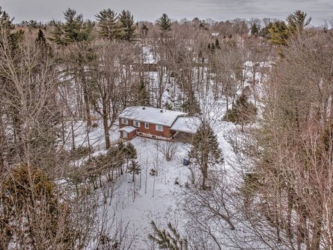 This single-story house is a true haven of peace! Bathed in natural light thanks to its abundant windows, it features a basement to be customized to your liking, with the possibility of adding a second bedroom. Its wooded lot of over 48,700 sq. ft. b...