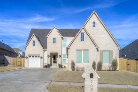 Welcome to affordable luxury in Norman's prestigious Vintage Creek! This modern masterpiece offers 2, 595 SF of stunning design, thoughtful details, and versatile living spaces. Built in 2021 and with 4 bedrooms and 3 bathrooms, this home seamlessly ...