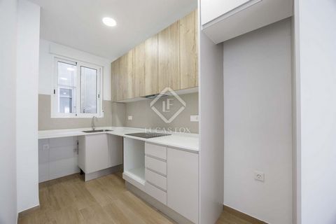 Property located on the fifth floor with a lift, 73m2, completely renovated and brand new, and fully equipped kitchen. It consists of two double bedrooms, one of which stands out for its spaciousness and lighting. A full bathroom . An exterior living...