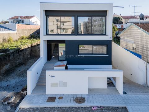 This fantastic luxury villa is located in the Montes Caulinos area in Matosinhos, surrounded by all types of commerce, public transport and quick access to the main roads. In the final phase of construction, it features high quality finishes and equi...