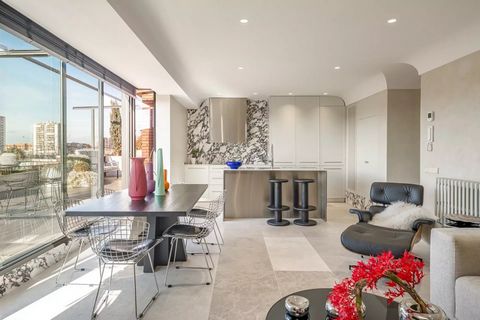 Barnes Spain présente ce spectaculaire penthouse avec terrasse, où le luxe et le design s'unissent pour vous offrir une maison exceptionnelle avec de merveilleuses vues sur Madrid Rio. Située à Madrid Imperial, cette propriété possède des qualités de...