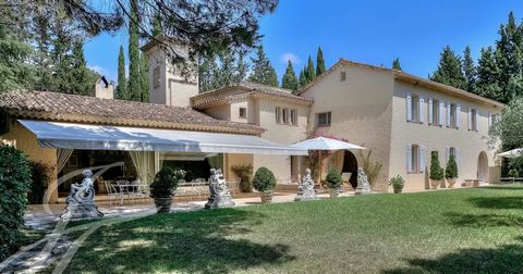 Mucho encanto y elegancia para esta notable propiedad, situada a 20 minutos de Cannes, enclavada en 1,5 hectáreas de terreno llano plantado de bosques y prados. La finca consta de tres viviendas que suman unos 1.000 m² de espacio habitable, una magní...