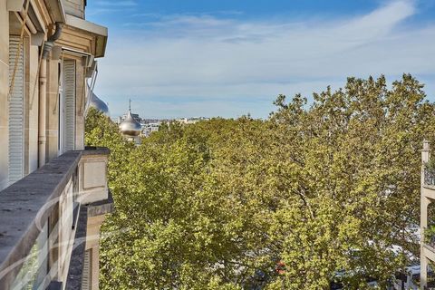 Just a few meters from the Seine and the Holy Trinity Cathedral, we offer you on the fifth floor with an elevator in a beautiful, well-maintained Art Deco corner building, a renovated and air-conditioned family apartment of 326 m² (Carrez law measure...