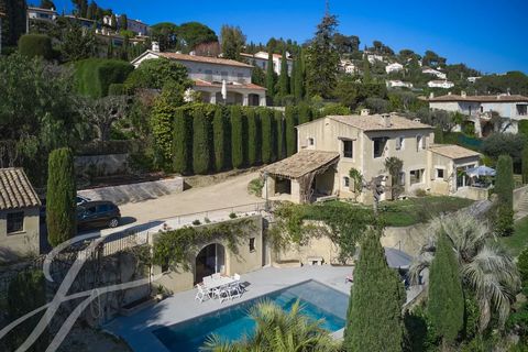 Très belle opportunité : Située dans un des plus beaux secteurs de Mougins, à proximité des commerces et du vieux village, cette grande maison de charme de 285 m2 environ bénéficie d'une vue panoramique sur la mer et les collines. Rénovée en 2020, la...