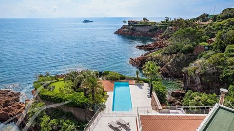 In the heart of a 2827 m² plot, sublime contemporary waterfront property of approx. 420 m² comprising a main villa and a guest house, offering spectacular views and private access to the sea. The property enjoys a rare location, only a few minutes' w...