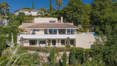 Situated on the heights of Cannes in a private estate, contemporary villa on two levels comprising 380 m² of living space in the heart of a 1,800 m² plot. Fully air-conditioned, it enjoys a beautiful sea view over the Bay of Cannes and the Estérel ma...