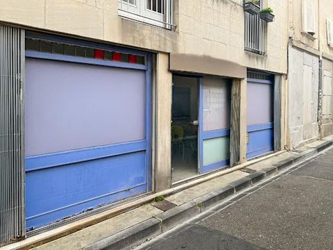 AVIGNON 84000 Quartier Place des Corps Saints. Murs commerciaux d'une surface de 38 m² composé de vitrine, 2 pièces et sanitaires. Vendu libre. Pas de système de chauffage. Son prix est de 85 000 euros. Les honoraires sont à la charge du vendeur. Pou...