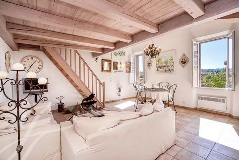 Idealmente situado en el corazón del pueblo, entre la famosa Place des Lices y el puerto de Saint-Tropez, este bonito apartamento dúplex se encuentra en la 2ª y última planta de una casa tropeziana. Consta de un luminoso salón, una cocina americana, ...