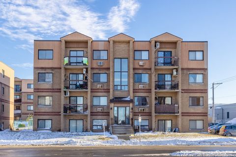 Beautiful condo renovated in August 2024, located a few steps from all services and public transport. Prime location. Carrefour Laval and Centropolis are a 5-6 minute drive away. IGA and Adonis supermarkets are a 2-3 minute walk away. Easy access to ...