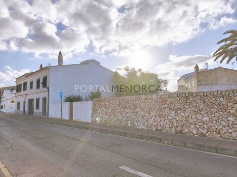 Do you want to build your new home in Sant Lluís? We present you exclusively a plot so that you can build the house of your dreams. Located in a quiet area with parking, this plot has an area of 165 m². You will be able to build 120 m² of house on gr...