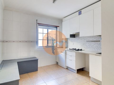 Renovated 2-bedroom flat with parking space in closed garage and attic, located in the centre of Vila Real de Santo António. Raised ground floor with video intercom. Spacious hall with utility room. Fully equipped kitchen. Suite with built-in wardrob...