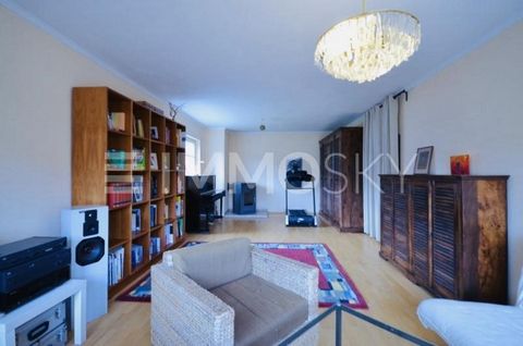 This modernised semi-detached house offers an ideal combination of high-quality furnishings, generous space and an attractive location. The house is located in the district of Schloßborn in a quiet environment and at the same time has good transport ...