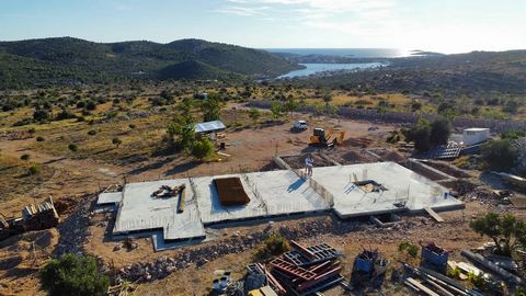 Ein attraktives Grundstück in der Nähe von Rogoznica, mit dem Bau von Anlagen für Familienbauernhof begonnen, mit bezauberndem Blick auf das Meer, die Inseln und Rogoznica. Es ist 1300 m vom Meer entfernt. Die Gesamtfläche des Grundstücks beträgt 20....