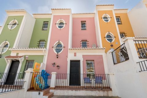 Fabulous three-bedroom townhouse situated within a picturesque development on the Casares Costa. Located just a short walk to the beach, local beach restaurants, and general amenities (850 metres, 11 minutes walk). Communal facilities in this enclose...