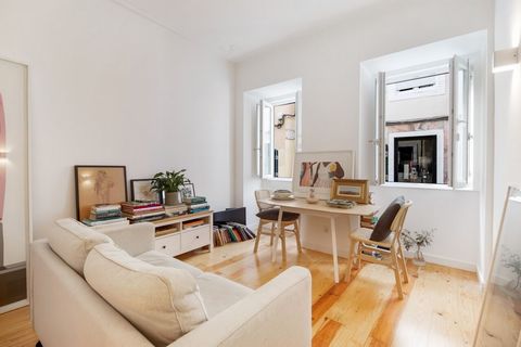 Appartement en duplex de 2 chambres au cœur du Chiado, entièrement meublé et prêt à emménager. Charmant appartement au cœur de Lisbonne, situé dans le quartier le plus noble de la ville pombaline dans un emplacement privilégié et avec un large éventa...