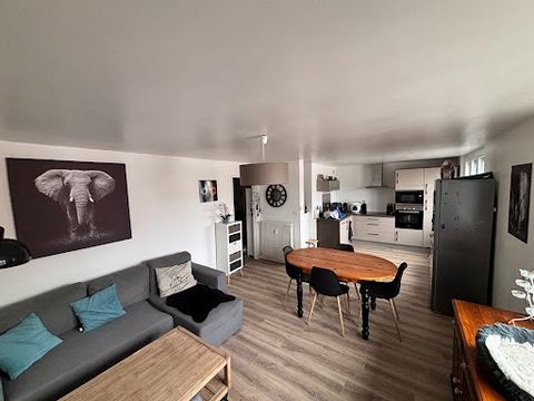 SAINT HERBLAIN BEAUSEJOUR, T3 type apartment fully renovated, located on the top floor, consisting of: a large living area with fitted and equipped kitchen, 2 bedrooms, bathroom and shower, separate toilet, wardrobes, double glazing PVC, parking spac...