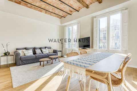 Charming 94 m² apartment located in a royal estate in Eixample Esquerra. Its design includes a spacious open living-dining room, with Catalan volta ceilings that enhance its historical style, and a Parisian balcony facing southeast, offering pleasant...