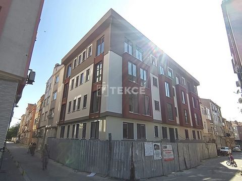 Ruime Appartementen in een Hoekgebouw in Fatih De appartementen in het hoekgebouw zijn gelegen in de wijk Fatih, een van de centrale wijken van Istanbul. De wijk is een belangrijke wijk met de nabijheid van de zee en de belangrijkste wegen, historisc...