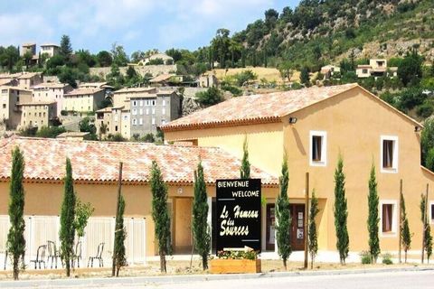 De Residence Le Hameaux des Sources*** ligt onder het mooie dorpje Montbrun les Bains, op 200 meter van de thermale baden en winkels. Montbrun les Bains, sinds de oudheid bekend om de voordelen van zijn water, in de Drôme Provençale, gebouwd aan de v...