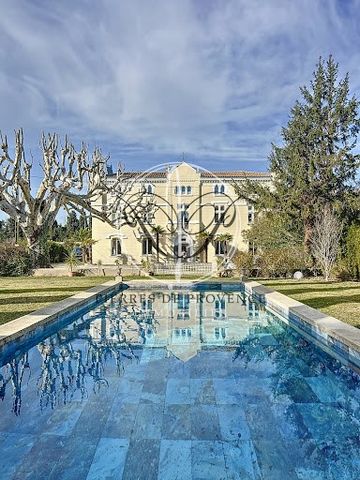 L'agence Pierres de Provence immobilier vous propose,à l'Isle sur sorgues proche, aux vignères et en campagne, au calme absolu, superbe propriété ancienne offrant 360 m2 habitables sur un terrain clos et arboré de 2366 m2 avec piscine.Entièrement rén...