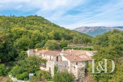 Imagine an ancient building dating back to the 13th century, steeped in history and mystery, nestled in the heart of a green landscape in the high country of Nice. This property, with its ancient stones, has been largely renovated. Beautiful openings...