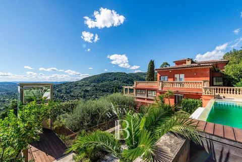 Située dans un domaine fermé et sécurisé, à deux pas du lycée Fénelon, splendide villa d'environ 400 m² offrant une vue panoramique sur la mer et les collines. Desservis par un ascenseur extérieur, chaque niveau de cette propriété jouit d'une vue spe...