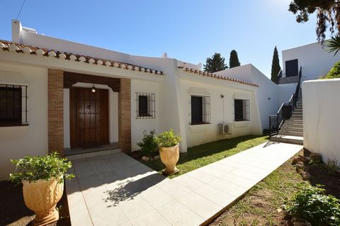 Welcome to this spectacular independent villa for sale! With 195m2 built and a plot of 1122m2, this property is ideal for those looking for space and privacy. Upon entering the house, you will find a large hall that will take you to the living room, ...