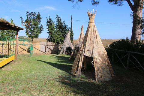 Dieser Agriturismo liegt zwischen Umbrien und der Toskana, in der ruhigen Landschaft 7 km vom Lago Trasimeno entfernt. Der Bauernhof liegt in den Hügeln gelegen, und Sie haben eine schöne Aussicht. Insgesamt gibt es 11 Apartments. Das Gebiet besteht ...