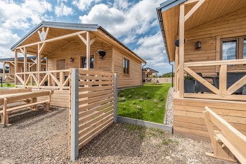 Comfortabele houten huizen het hele jaar door in Duszniki Zdrój. De huizen zijn gelegen op een heuvel met uitzicht op het panorama van een deel van de stad. Elk huis heeft: 2 slaapkamers met tweepersoonsbedden, een volledig uitgeruste woonkamer (uitk...