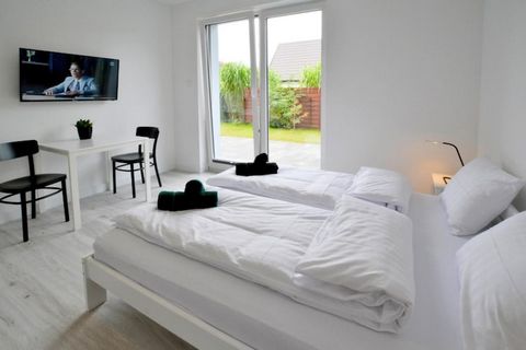 Gelegen op een omheind terrein, in een rustige omgeving, op 500 m van de zee, een moderne en comfortabel ingerichte vakantievilla met eigen sauna. Er zijn maar liefst vijf slaapkamers (elk voorzien van een televisie). Daarnaast twee elegante badkamer...