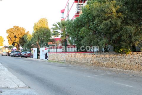 Large garage with about 300sqm, great for Rent-a-car, or additional parking for Hotels, or warehouse of Restaurants / Bars that are in the area of Rua da Oura. Gives for nine vehicles and their maneuvers. Come see, schedule a visit! Albufeira is inte...