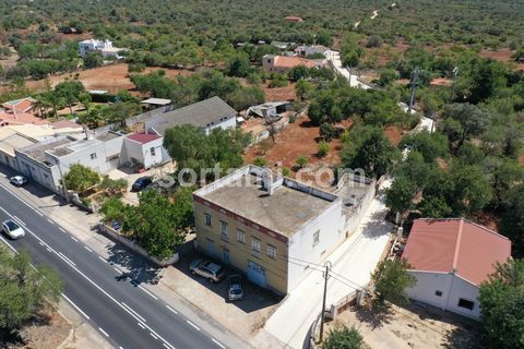 Magnifique maison à restaurer, à Loulé Dans cette maison, vous pouvez trouver de nombreux éléments qui composent le design original de l´Algarve, tels que les mosaïques, la cheminée, la maçonnerie traditionnelle, entre bien d´autres éléments. Composé...